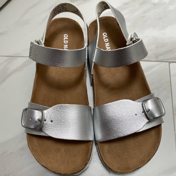 Old Navy youth sandals - Picture 1 of 4